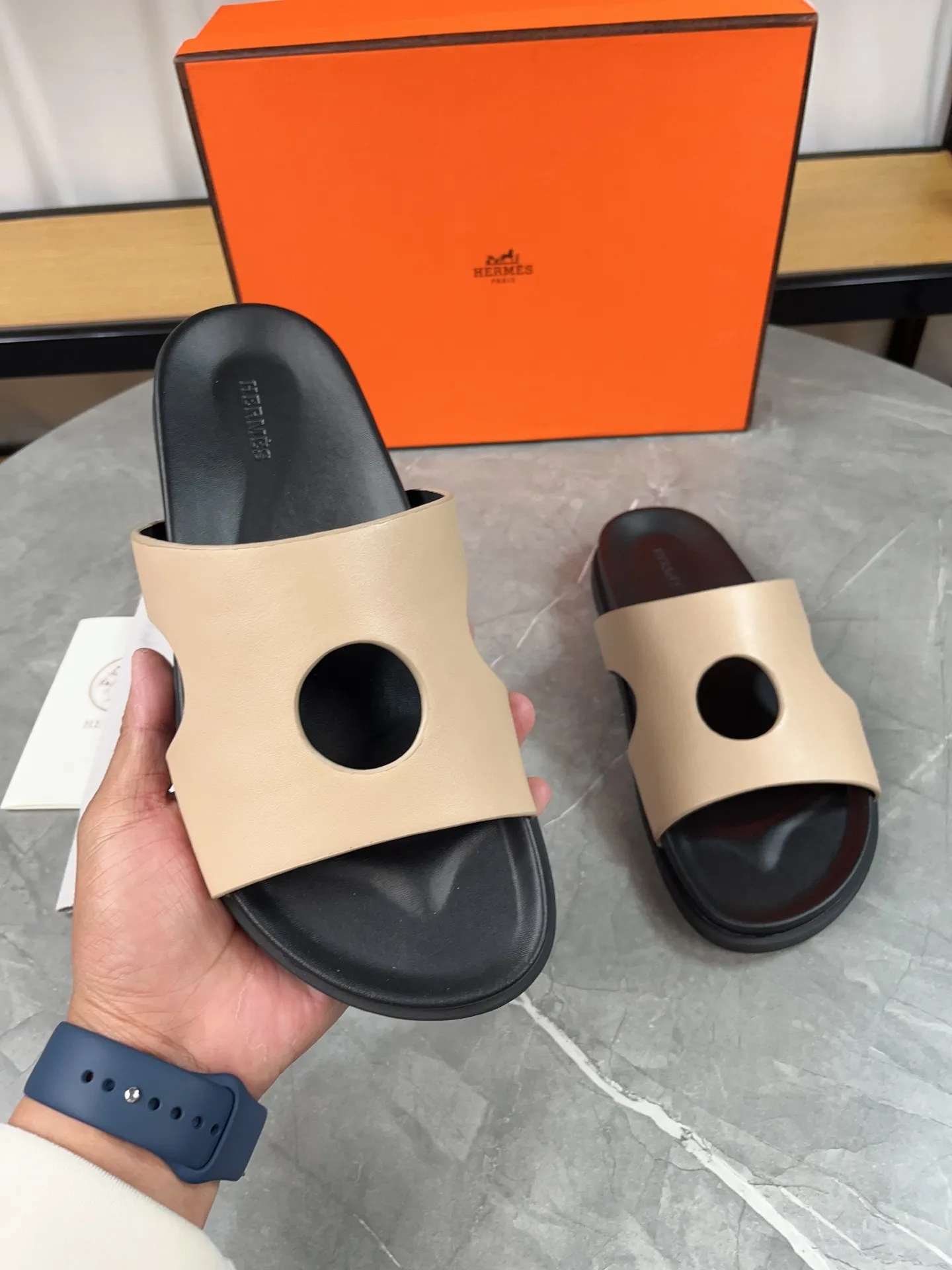 p400🐮🐮H family classic (couple style) Hermes Hermes spring and summer sandals series! Classic style, always popular slippers - sandals, great with any combination! ! ! Upper: imported PU inner lining: imported mixed sheepskin Outsole: Tpu non-slip and wear-resistant outsole Female size: 35-40 (customized at 41) Male size: 39-45 (customized at 39.45)